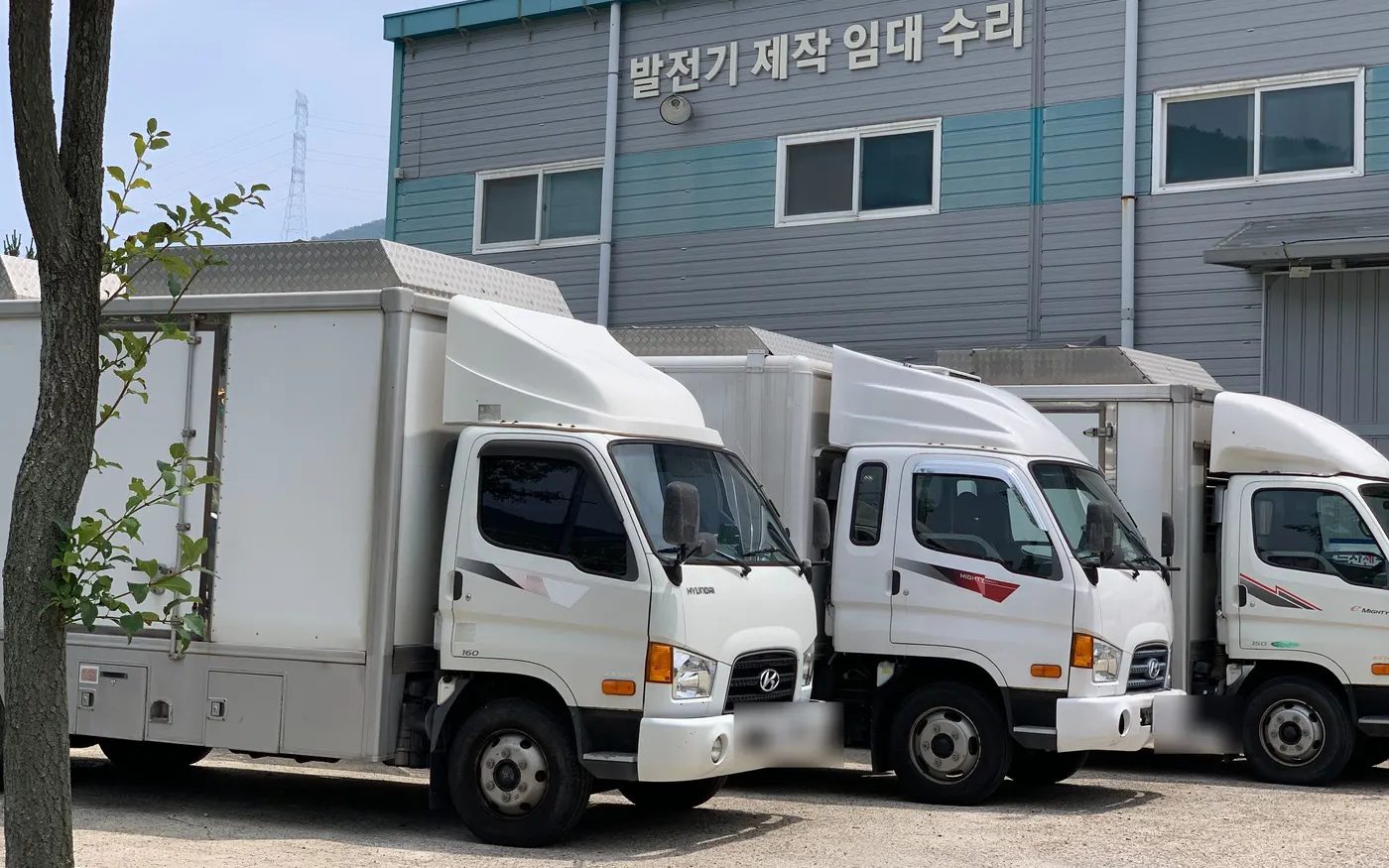 부산 기장군 엠테크 공장 전경과 발전차 보유 차량들