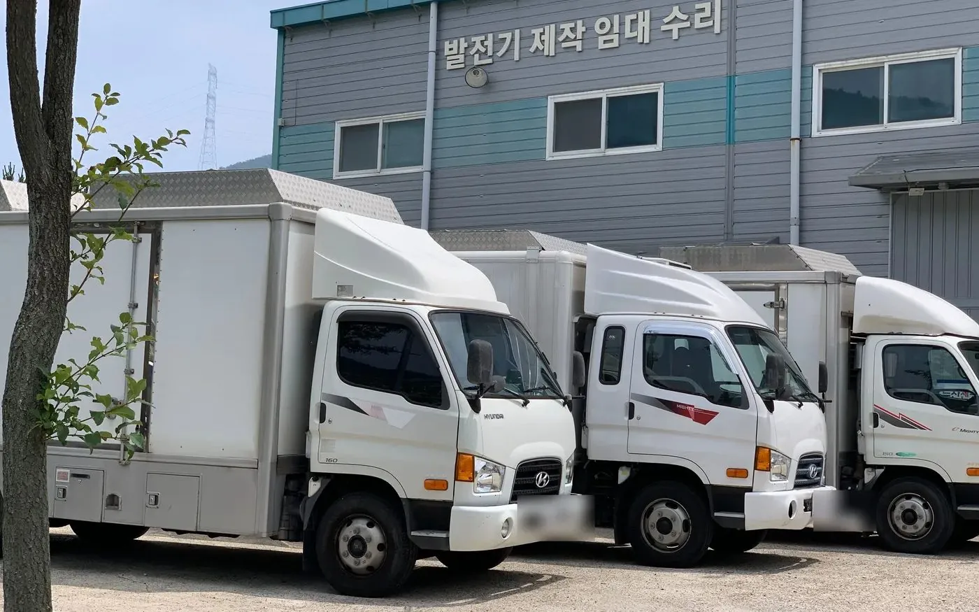 부산 기장군 엠테크 공장 전경과 발전차 보유 차량들